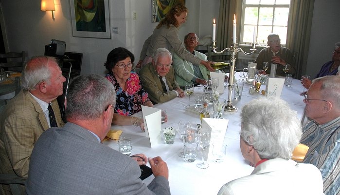 hetgezelschapaantafelfotojn.jpg
