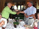 Joop Hermsen krijgt van Joost de eerste DVD overhandigd.